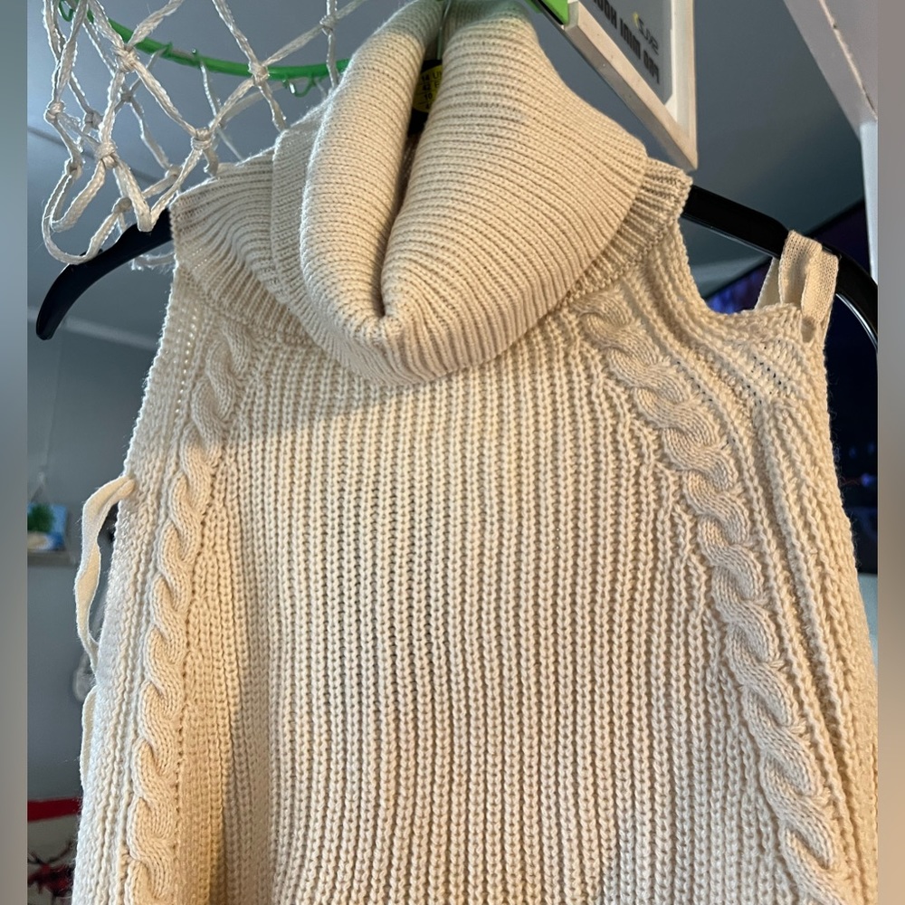 Fashion Nova cropped turtle neck sweater Size L